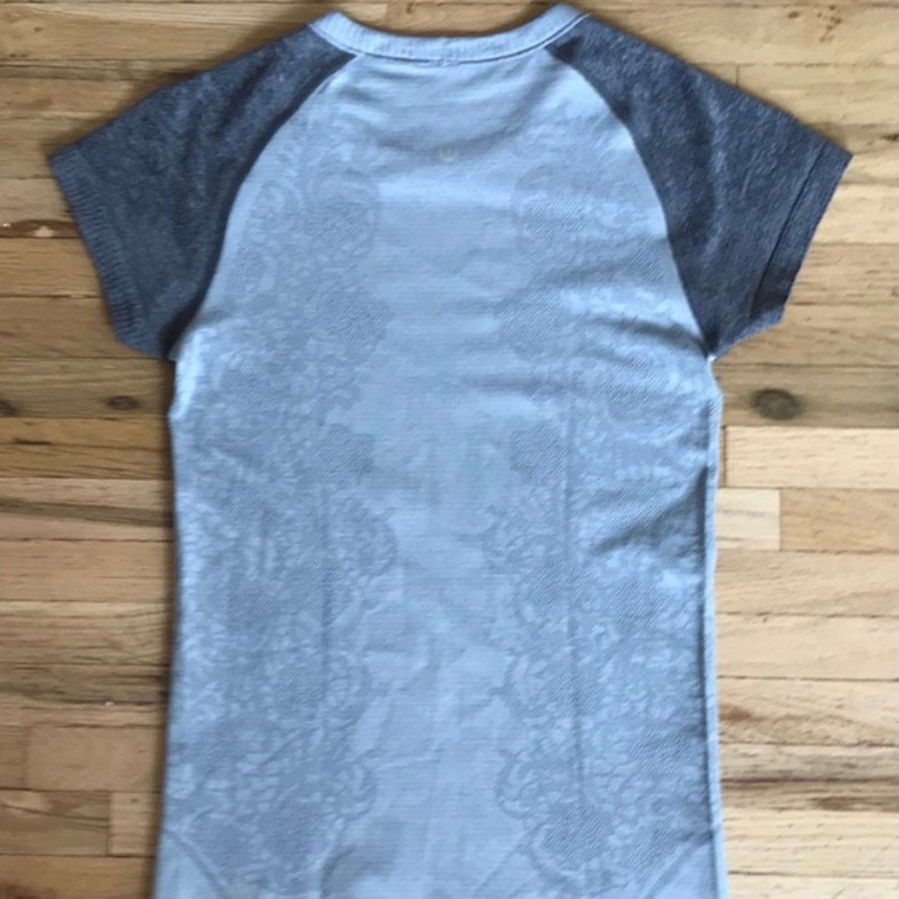 Lululemon tshirt